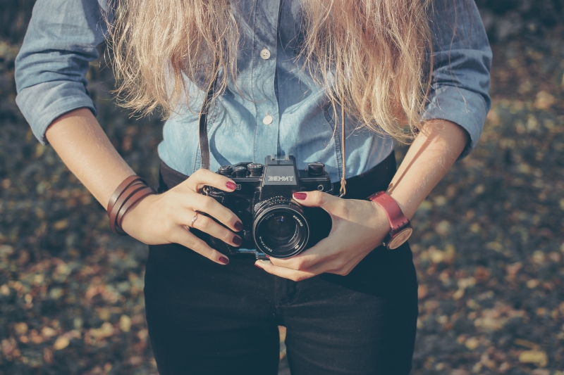 photographe-LEVENS-min_hand-person-girl-woman-camera-photography-614-pxhere.com